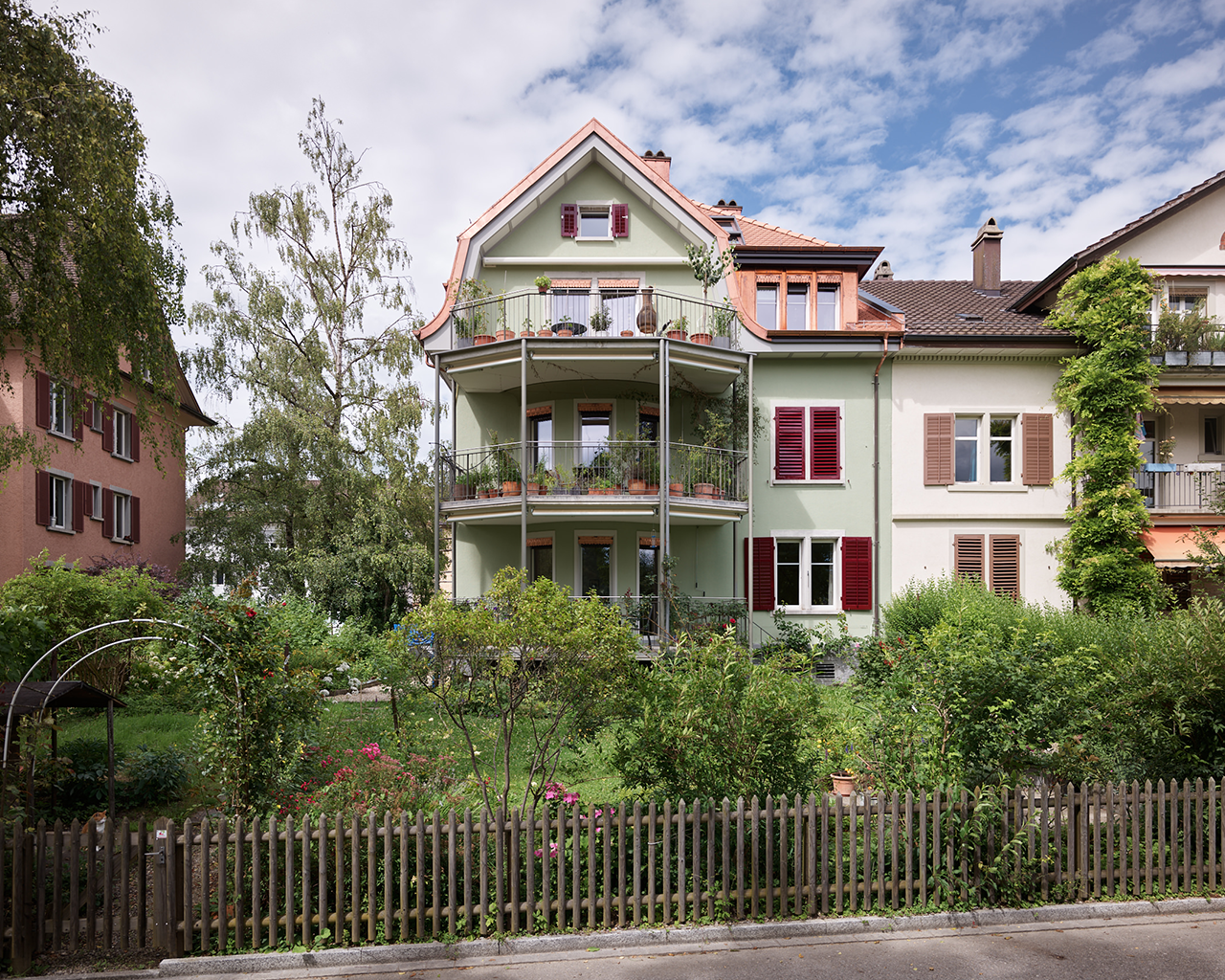 Neue Fassadenfarbe in grün, Dachsanierung